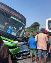 Carro fica embaixo de ônibus após acidente na Dutra; vídeo