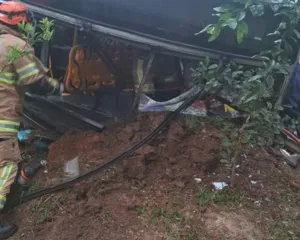 Imagem ilustrativa da imagem Acidente com ônibus termina com um morto e 22 feridos em Itaboraí