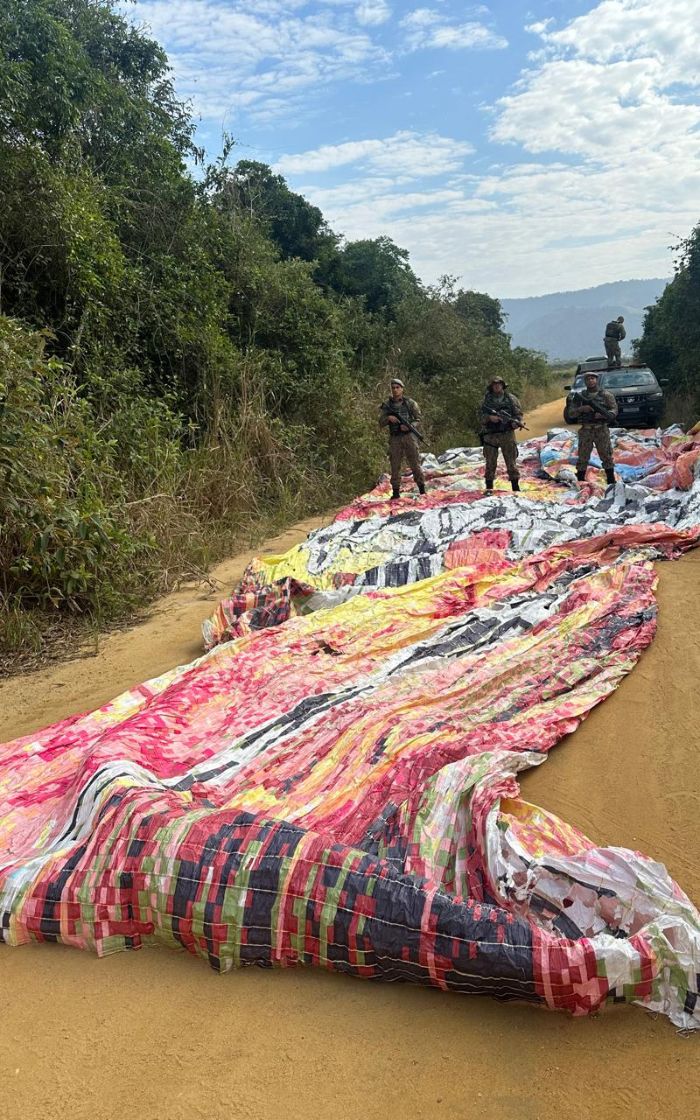 Imagem ilustrativa da imagem Balão é apreendido após cair em reserva ambiental de Maricá; vídeo