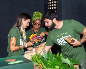 Imagem ilustrativa da imagem Bela Gil participa de evento gastronômico em praça de Niterói