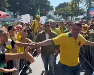 Imagem ilustrativa da imagem Bolsonaro e apoiadores realizam ato na Praia de Copacabana