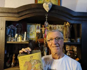 Imagem ilustrativa da imagem Cantor de Niterói revela relíquia que guarda sobre São Jorge