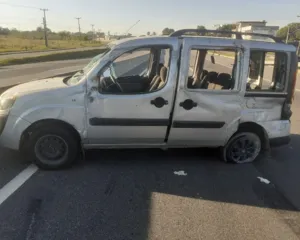 Imagem ilustrativa da imagem Capotamento de carro deixa vítimas presas nas ferragens em Itaboraí