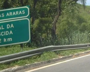Imagem ilustrativa da imagem Carreta fica em 'L' e bloqueia descida da Serra das Araras