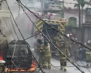Imagem ilustrativa da imagem Carro em chamas assusta moradores da Zona Oeste do Rio