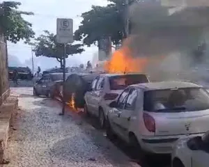 Imagem ilustrativa da imagem Carro pega fogo e causa pânico na Praia de Icaraí, em Niterói