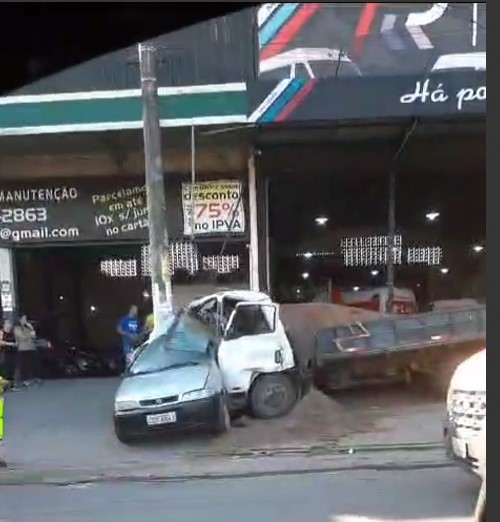 Imagem ilustrativa da imagem Colisão entre carro, moto e caminhão deixa feridos na BR-101; vídeo