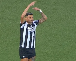 Imagem ilustrativa da imagem Com lesão, Tiquinho desfalca o Botafogo no clássico contra o Fla