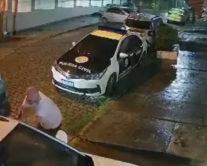 Imagem ilustrativa da imagem Criminosos tentam roubar carro ao lado de viatura da polícia de SG