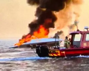 Imagem ilustrativa da imagem De novo? Outra lancha pega fogo no mar de Cabo Frio; vídeo