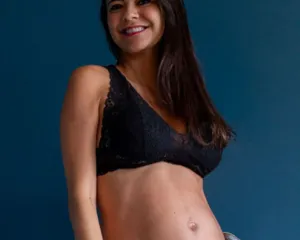 Imagem ilustrativa da imagem Demitida da Globo, repórter anuncia gravidez: 'Transbordamos'