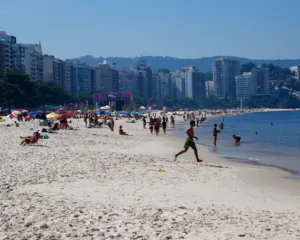 Imagem ilustrativa da imagem Eduardo Paes proíbe recipientes de vidro em praias do Rio