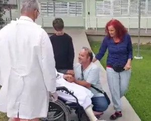 Imagem ilustrativa da imagem Escritora atacada por pitbulls 'passeia' no jardim de hospital
