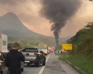 Imagem ilustrativa da imagem Caminhão tomba, explode e deixa feridos em Rio Bonito