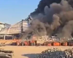 Imagem ilustrativa da imagem Incêndio de grandes proporções assusta na Baixada; vídeo