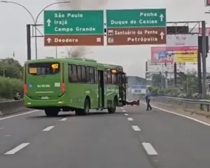 Imagem ilustrativa da imagem Manifestação interdita trânsito na Linha Vermelha; vídeo