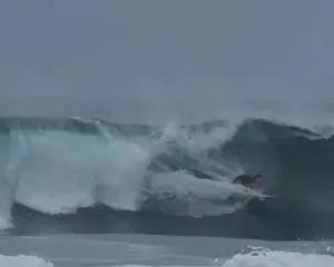Imagem ilustrativa da imagem Mar amanhece de ressaca e atrai surfistas em Itacoatiara; vídeo