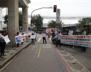 Imagem ilustrativa da imagem Moradores sem luz há 4 dias protestam na Enel, em Niterói