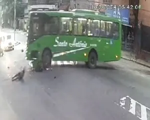 Imagem ilustrativa da imagem Motociclista morre após ser arrastado por ônibus; veja vídeo