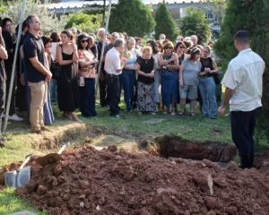 Imagem ilustrativa da imagem Multidão comparece a enterro de médico famoso em Niterói