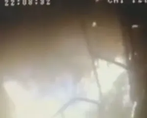 Imagem ilustrativa da imagem Ônibus é incendiado por criminosos com motorista dentro; vídeo