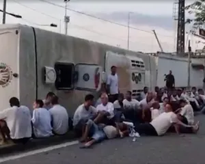 Imagem ilustrativa da imagem Ônibus que tombou no centro do Rio transportava detentos