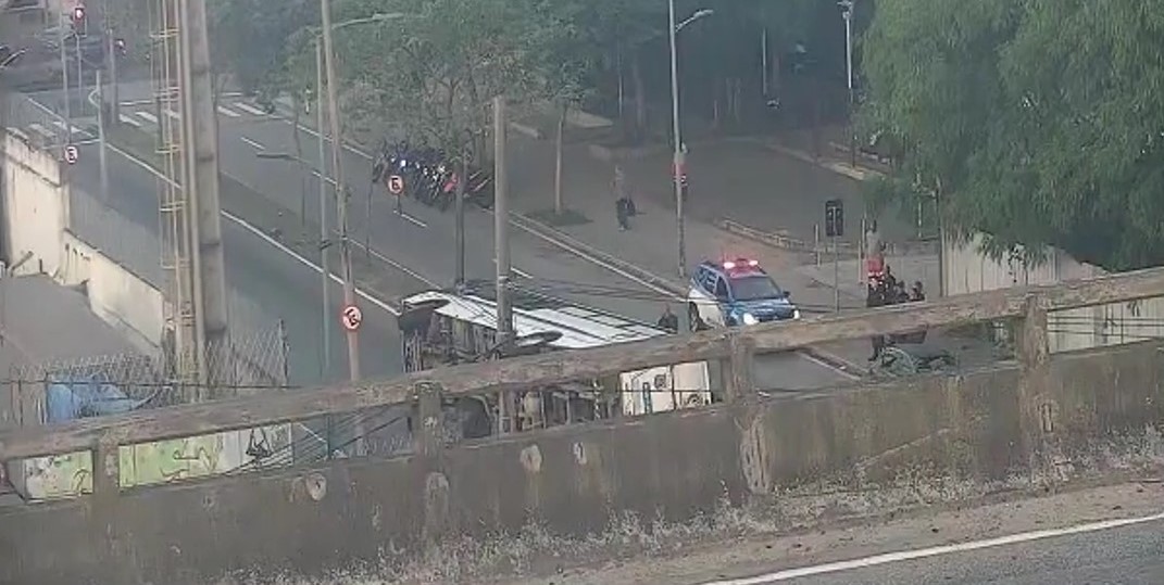 Imagem ilustrativa da imagem Ônibus tomba e complica o trânsito no centro do Rio