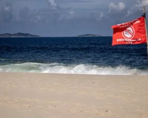 Imagem ilustrativa da imagem Parapente cai na Praia de Itaipuaçu e deixa piloto em estado grave