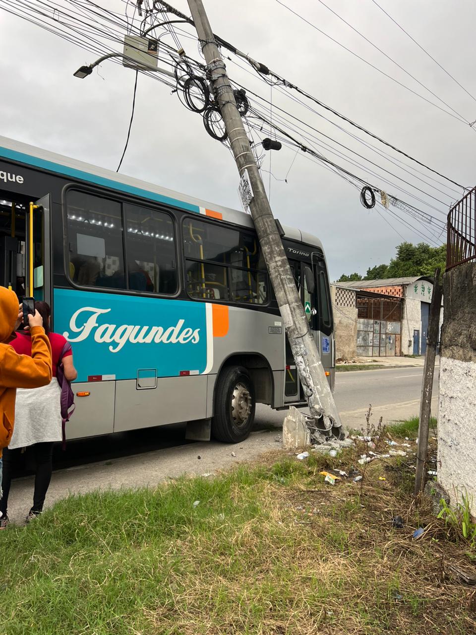 Imagem ilustrativa da imagem Poste cai em ônibus e atrasa passageiros em São Gonçalo