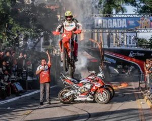 Imagem ilustrativa da imagem Radical! Encontro de motocicletas lota praça em Itaboraí