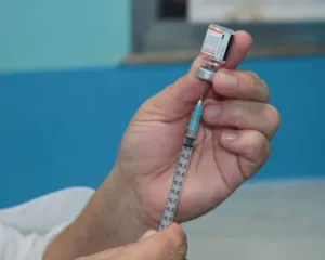 Imagem ilustrativa da imagem Vacinação contra a covid-19 está suspensa no Rio e em Niterói