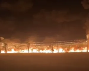 Imagem ilustrativa da imagem Veja cenas da explosão de combustível em carreta na BR-101; vídeos