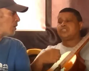 Imagem ilustrativa da imagem Vídeo exibe idoso cantando meses antes de ser levado morto a banco