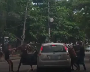 Imagem ilustrativa da imagem Vídeo flagra espancamento em via principal de São Gonçalo