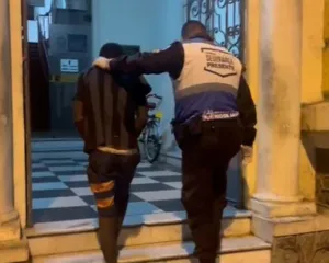 Imagem ilustrativa da imagem Vídeo: homem usa tampa de bueiro para arrombar loja em Niterói