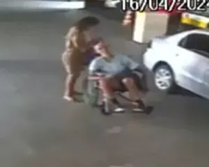 Imagem ilustrativa da imagem Vídeo mostra mulher chegando com idoso morto em banco