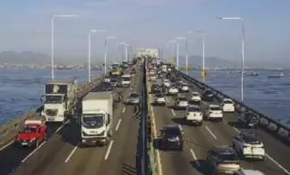 Imagem ilustrativa da imagem Acidente entre carro e moto deixa homem ferido na Ponte Rio-Niterói