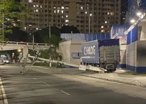 Imagem ilustrativa da imagem Acidente provoca queda de poste e interdição no Centro de Niterói