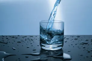 Imagem ilustrativa da imagem Água alcalina: o elixir milagroso cumpre o que promete?