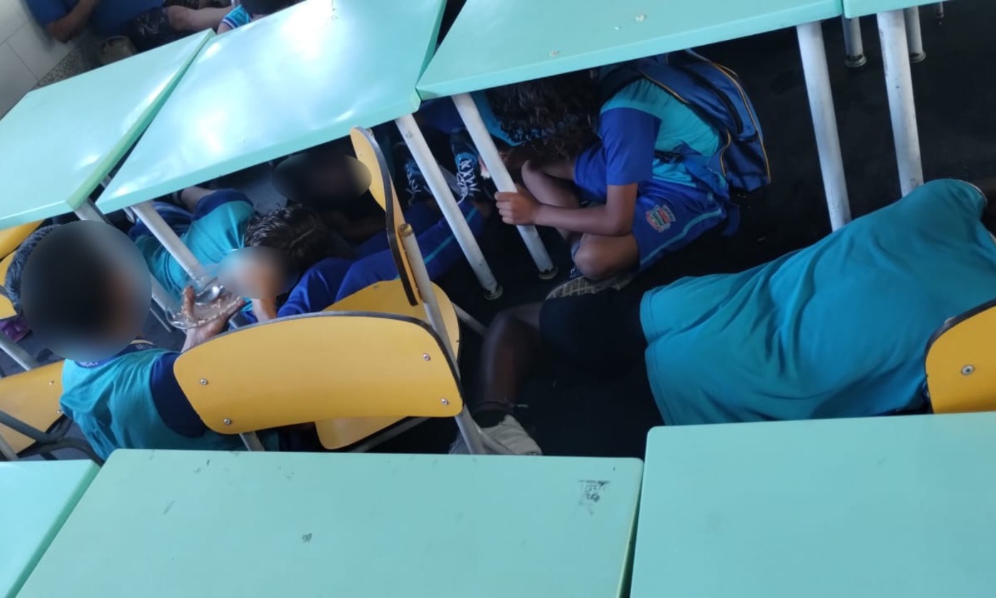 Imagem ilustrativa da imagem Alunos deitam no chão da escola durante tiroteio em São Gonçalo