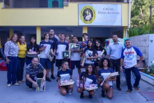 Imagem ilustrativa da imagem Alunos solidários doam brinquedos para creche em Niterói