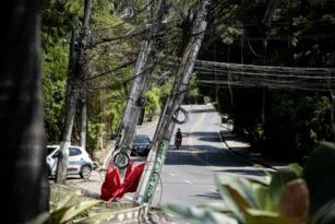 Imagem ilustrativa da imagem Ameaças de quedas de postes preocupam pedestres em Niterói