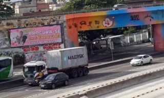 Imagem ilustrativa da imagem Amor no ar: viúvo espalha outdoors em busca de namorada no Rio