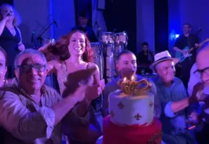 Imagem ilustrativa da imagem Anitta faz show surpresa no aniversário de 60 anos do pai