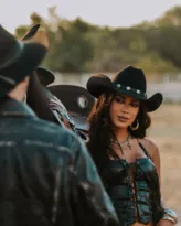 Imagem ilustrativa da imagem Anitta se joga no country em clipe com ídolo mexicano; assista