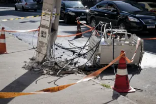 Imagem ilustrativa da imagem 'Apagão' em São Gonçalo após carro bater em poste