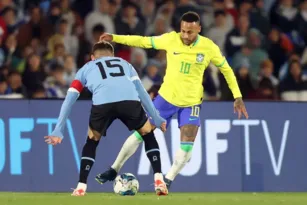 Imagem ilustrativa da imagem Após entorse no joelho, Neymar fará exames nesta quarta