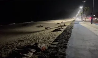 Imagem ilustrativa da imagem Areia de praia vira cama para moradores sem luz em Maricá