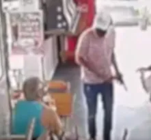 Imagem ilustrativa da imagem Assaltante armado invade bar e rende cliente em SG; vídeo
