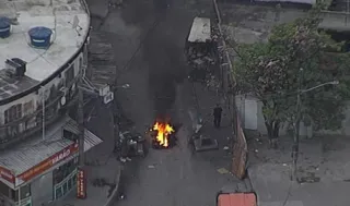 Imagem ilustrativa da imagem Bandidos queimam barricadas durante operação na Zona Oeste